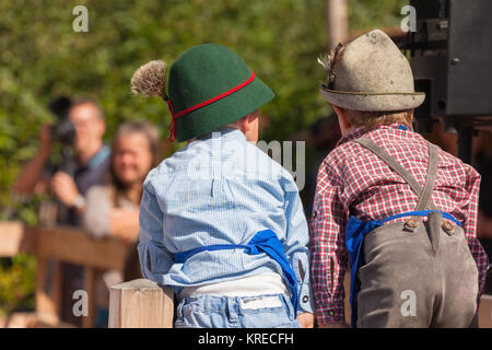 Les jeunes enfants en costume typique d'automne lors d'une fête locale dans le Val di Funes ( Germany ) Banque D'Images