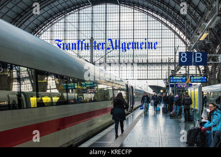 La gare principale de Francfort, de la gare centrale Hauptbahnhof, la gare la plus achalandée,en allemagne,la voie de l'intérieur du bâtiment hall Banque D'Images