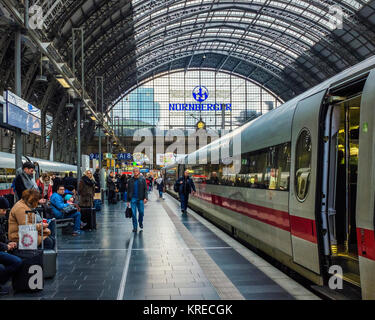 La gare principale de Francfort, de la gare centrale Hauptbahnhof, la gare la plus achalandée,en allemagne,la voie de l'intérieur du bâtiment hall Banque D'Images