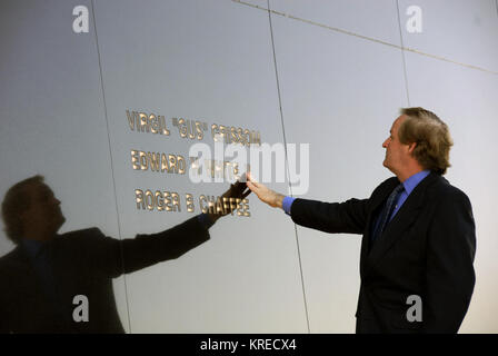 Centre spatial Kennedy, Floride. -- Ed White III porte le nom de son père gravé dans le miroir de l'espace à la Memorial KSC Visitor Complex. White ont assisté à la cérémonie tenue à la mémoire des astronautes perdus dans l'incendie d'Apollo 1 : Virgil 'Gus' Grissom, Edward H. White II et Roger B. Chaffee. Des membres de leur famille, de même que directeur du KSC Bill Parsons, Administrateur associé pour les opérations spatiales William Gerstenmaier, Président de la Fondation commémorative astronautes Stephen Feldman et président du conseil d'administration de l'ASTRONAUTES Memorial Foundation William Potter, a assisté à la céré Banque D'Images