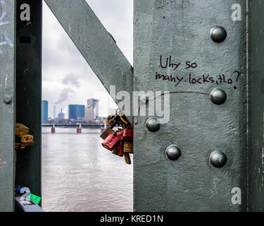 Francfort, Allemagne.L'Amour se verrouille sur l'Eiserner Steg,Fer à repasser Fer à Repasser,passerelle pont sur rivière Main se connecte au centre-ville avec Sachsenhausen Banque D'Images