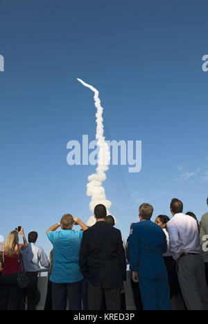 À partir de la zone de visualisation VIP au Centre spatial Kennedy, les spectateurs regardent la tête découverte pour STS-133 sur orbite Banque D'Images