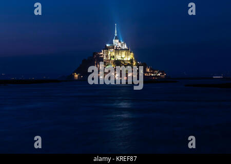 Mont Saint-Michel (Saint Michael's Mount), Normandie, nord-ouest de la France : marée de printemps d'avril dans la nuit. (Non disponible pour la production de cartes postales) Banque D'Images