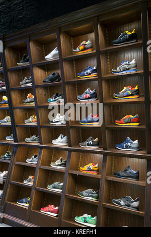 Sneakers chaussures dans les étagères d'un magasin, Milano, Italie Banque D'Images