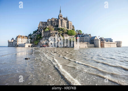 Mont Saint-Michel (Saint Michael's Mount), Normandie, nord-ouest de la France : marée de printemps d'avril, le mont entouré par la mer. (Non disponible pour les p Banque D'Images