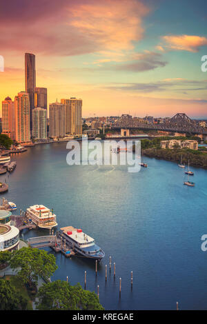 Brisbane. Cityscape image de Brisbane, Australie au cours de l'horizon le coucher du soleil spectaculaire. Banque D'Images