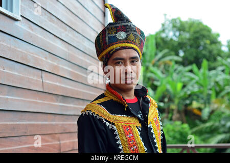 Portrait de l'homme indigène de Malaisie de Sabah Borneo en costume traditionnel. Banque D'Images