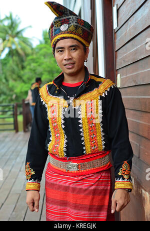 Portrait de l'homme indigène de Malaisie de Sabah Borneo en costume traditionnel. Banque D'Images