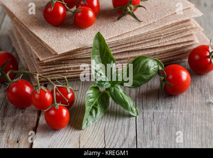 Matières les feuilles de lasagne et tomates cerises Banque D'Images