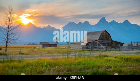 Coucher de soleil plane sur Teton Mountain Range et historique John Moulton Barn sur Mormon Row, Grand Tetons National Park, Wyoming, comté de Teton Banque D'Images