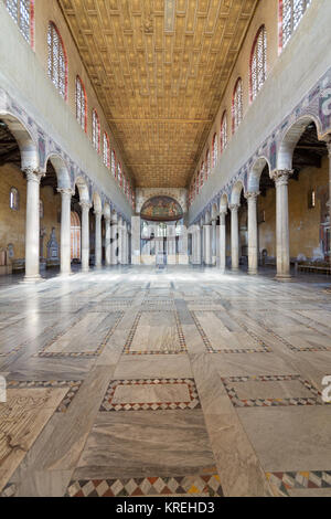 Basilique Saint-Sabina (422 AD), la plus ancienne basilique ecclésiastique existante de Rome qui conserve son plan rectangulaire à colonnades original avec abside Banque D'Images