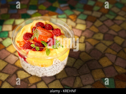 Pudding au Chia et strawberrys raspberrys Banque D'Images