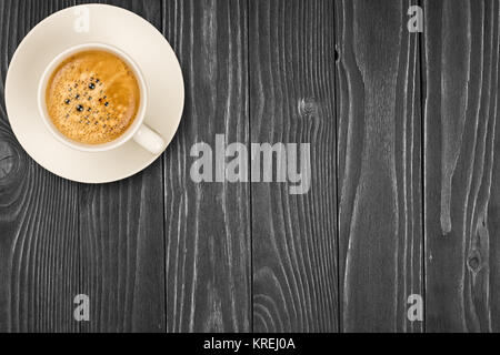 Coupe classique café sur une table en bois Banque D'Images