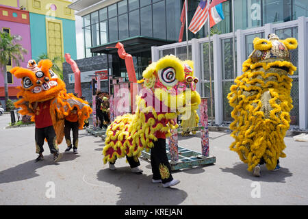 Kota Kinabalu, Malaisie - Février 18, 2017 : Dragon dance performance pendant la saison du nouvel an chinois dans la région de Sabah à Bornéo. Banque D'Images