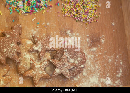 Noël hommade gingerbread cookies -soft focus sur cookie star Banque D'Images