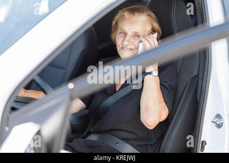 Vieille Femme derrière le volant Banque D'Images