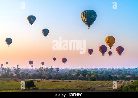 Image libre de droit stock de haute qualité vue aérienne de montgolfière sur plaine de Bagan au Myanmar, Matin brumeux Banque D'Images