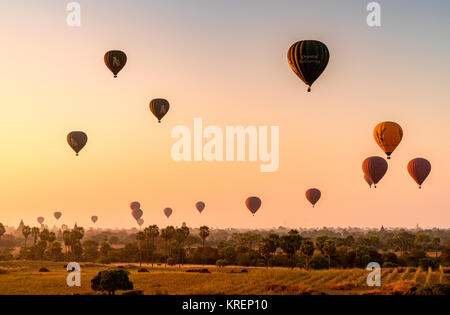 Image libre de droit stock de haute qualité vue aérienne de montgolfière sur plaine de Bagan au Myanmar, Matin brumeux Banque D'Images