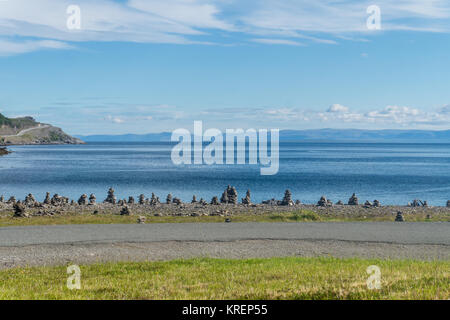 Pyramides faites de pierres sur la plage de Fjord Porsanger, Finnmark, Norvège Banque D'Images