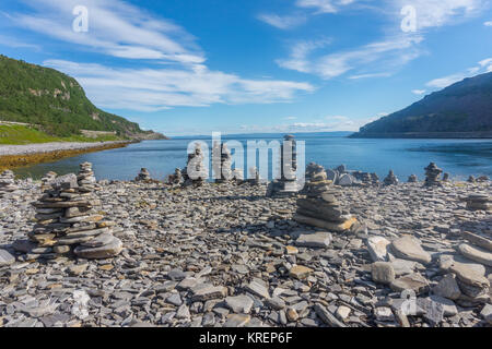 Pyramides faites de pierres sur la plage de Fjord Porsanger, Finnmark, Norvège Banque D'Images