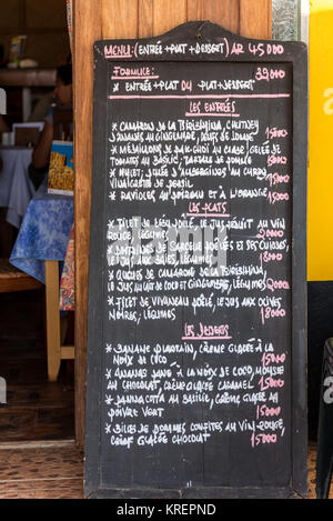 Menu écrit à la main sur un tableau noir à la Mad zébu restaurant, sert une cuisine locale et cuisine française dans petite ville Belo Tsiribihina. Madagascar, l'Afrique. Banque D'Images