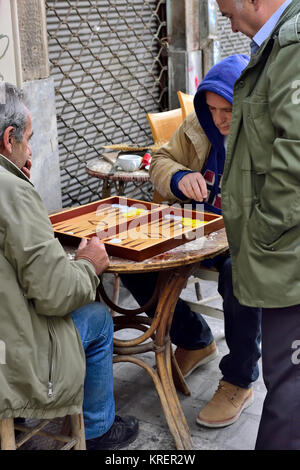 Les joueurs de backgammon sur table à l'extérieur sur la chaussée trottoir, Grèce Banque D'Images