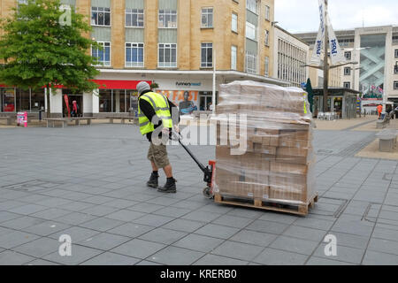 Juin 2015 - Groupe de gars avec une palette d'actions dans une zone piétonne à Bristol, centre commercial Broadmead - Banque D'Images