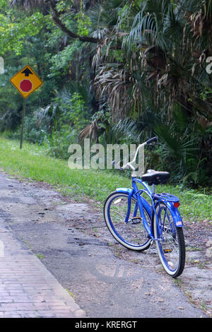 Avril 2016 - vélo de style américain classique à côté d'une route rurale en Floride, USA Banque D'Images