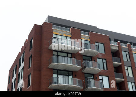 Condo moderne avec d'immenses fenêtres des bâtiments et d'un balcon à Montréal, Canada. Banque D'Images