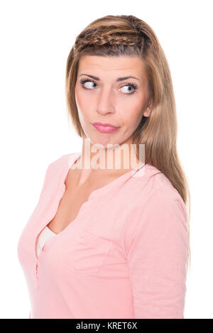 Erstaunte junge Frau vor weißem Hintergrund Banque D'Images