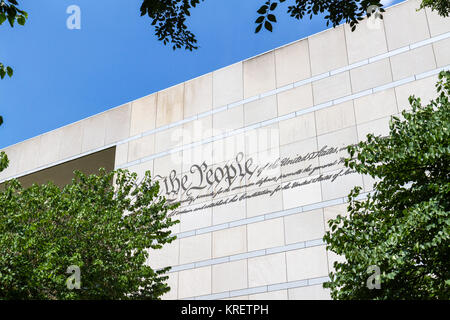 Le premier paragraphe de la Constitution à l'entrée du National Constitution Center de Philadelphie, Pennsylvanie, USA. Banque D'Images