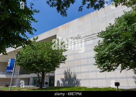 Le premier paragraphe de la Constitution à l'entrée du National Constitution Center de Philadelphie, Pennsylvanie, USA. Banque D'Images