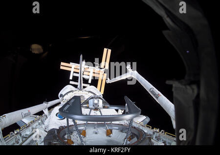 STS-116 Discovery approche de l'ISS (NASA S116-E-05504) Banque D'Images