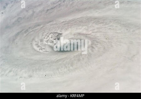 Cette image fournie par la NASA prises par l'équipage de la navette spatiale Endeavour Samedi 18 août 2007 capturé cette image autour de 1 h HAE montre une photo gros plan de l'oeil de la catégorie 4 l'ouragan Dean.. Au moment de la navette et la Station spatiale internationale, est passé au-dessus de la tempête de catégorie 4 se déplaçait vers l'ouest à 17 mph presque Jamaïque transportant des vents soutenus de 150 km/h. (AP Photo/NASA) L'ouragan Dean 8-18-2007