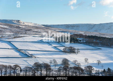 Champs de neige à peu de foin ci-dessous Kinder scout dans le Peak District, Derbyshire, Angleterre. Banque D'Images