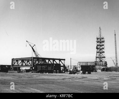 Construction de crawler-transporteurs, 1964 (KSC-64-3841) Banque D'Images