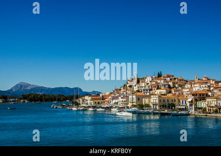 Port de l'île de Poros, dans le golfe Saronique mer avec ses amarres de bateaux, le quartier du port et au sommet de la colline de sa célèbre tour de l'horloge Banque D'Images