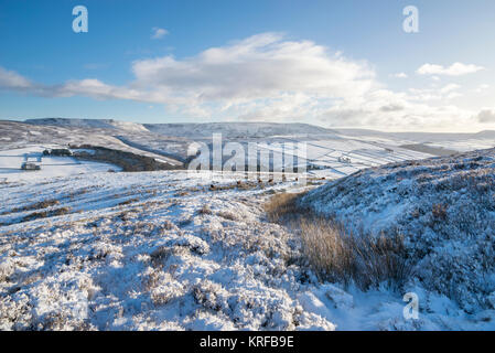 Belle matinée d'hiver dans la haute crête. Vue de Kinder Scout de Lantern Pike près de fauche dans le Peak District. Banque D'Images