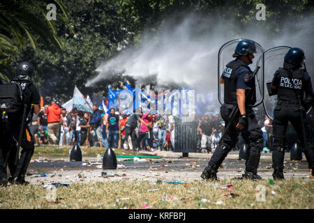 18 Décembre, 2017 - Buenos Aires, Ciudad AutÃ³noma de Buenos Aires, Argentine - La police utilise des canons à eau sur les manifestants. Des manifestants de divers groupes de gauche ont attaqué la police après une manifestation pacifique devant le Congrès de la nation les bâtiments. Le projet de loi qu'ils protestaient''"une révision pour le système de retraite''"est devenue loi le matin suivant. Credit : SOPA/ZUMA/Alamy Fil Live News Banque D'Images