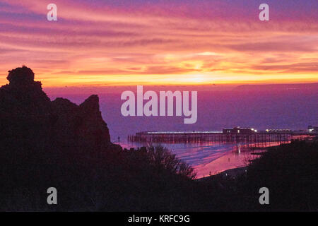 Hastings, East Sussex, UK. Déc 19, 2017. Hiver spectaculaire coucher de soleil sur Hastings nouvelle jetée, après une journée ensoleillée. Banque D'Images