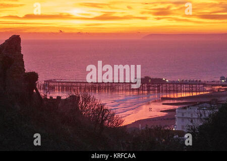 Hastings, East Sussex, Royaume-Uni.19th décembre 2017.Spectaculaire coucher de soleil d'hiver sur la jetée de Hastings, après une journée bien ensoleillée. Banque D'Images