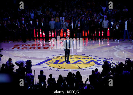 Los Angeles, Californie, USA. Dec 18, 2017. KOBE BRYANT'S # 8 et # 24 autographiés obtenir pris leur retraite pendant un match de basket entre les Lakers de Los Angeles et les Golden State Warriors au Staples Center. Ringo : crédit Chiu/ZUMA/Alamy Fil Live News Banque D'Images