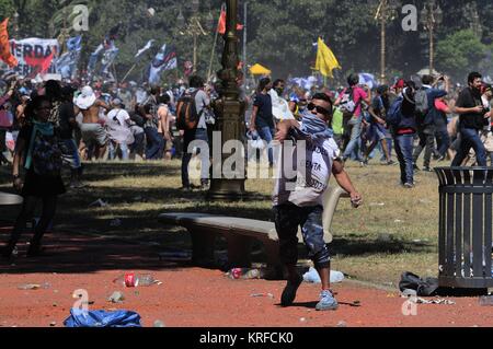 Buenos Aires, Argentine. Déc 19, 2017. Un manifestant lance une pierre sur la police lors des manifestations violentes contre les réformes de retraite promu par le Président Macri. Credit : Patricio Murphy/ZUMA/Alamy Fil Live News Banque D'Images