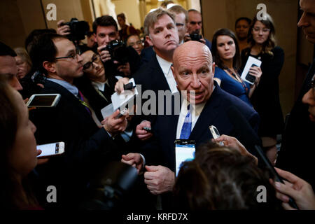 Washington, USA. Déc 19, 2017. Président de la Chambre des représentants du comité des voies et moyens Kevin Brady prend la parole lors d'une conférence de presse après la Chambre des représentants a adopté la loi de l'impôt sur le Capitole à Washington, DC, États-Unis, le 19 décembre, 2017. La Chambre des représentants des États-Unis devront voter de nouveau sur le projet de loi de l'impôt républicain le mercredi que certaines dispositions du projet de loi n'a pas respecter les règles budgétaires du Sénat. Source : Xinhua/Alamy Live News Banque D'Images