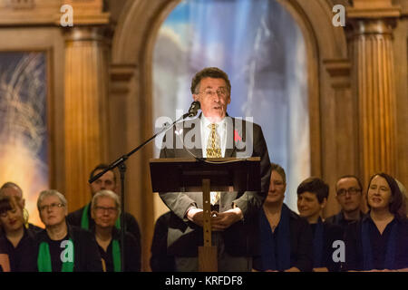 Christ Church Spitalfields, Londres, le 19 mai 2017. Acteur de cinéma et de télévision anglais Robert Powell raconte la nativité 'PLAY' de Shirley Valentine. Le service annuel de Noël et concert est suivi par les patients, les clients, les visiteurs et les célébrités, et hébergé par Canon Roger Royle. Mildmay transforme la vie des personnes vivant avec et affectées par le VIH au Royaume-Uni et en Afrique de l'Est. Credit : Imageplotter News et Sports/Alamy Live News Banque D'Images