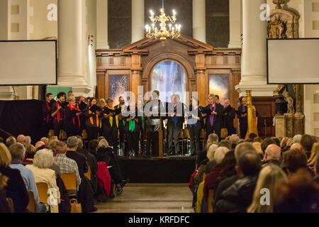 Christ Church Spitalfields, Londres, le 19 mai 2017. La diversité Choir effectuer. Le service annuel de Noël et concert est suivi par les patients, les clients, les visiteurs et les célébrités, et hébergé par Canon Roger Royle. Mildmay transforme la vie des personnes vivant avec et affectées par le VIH au Royaume-Uni et en Afrique de l'Est. Credit : Imageplotter News et Sports/Alamy Live News Banque D'Images