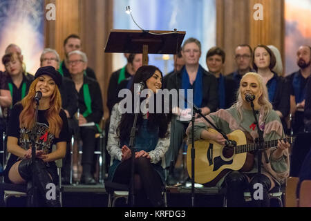 Christ Church Spitalfields, Londres, le 19 mai 2017. Girl band 'Le Flicks' effectuer. Le service annuel de Noël et concert est suivi par les patients, les clients, les visiteurs et les célébrités, et hébergé par Canon Roger Royle. Mildmay transforme la vie des personnes vivant avec et affectées par le VIH au Royaume-Uni et en Afrique de l'Est. Credit : Imageplotter News et Sports/Alamy Live News Banque D'Images