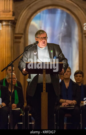 Christ Church Spitalfields, Londres, le 19 mai 2017. Le très révérend John Richardson, président de Mildmay Fiduciaires, traite de la congrégation à la très bien fréquenté les concerts. Le service annuel de Noël et concert est suivi par les patients, les clients, les visiteurs et les célébrités, et hébergé par Canon Roger Royle. Mi transforme la vie des personnes vivant avec et affectées par le VIH au Royaume-Uni et en Afrique de l'Est. Credit : Imageplotter News et Sports/Alamy Live News Banque D'Images