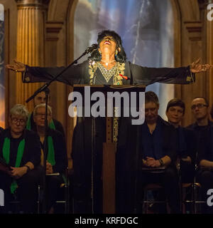 Christ Church Spitalfields, Londres, le 19 mai 2017. Chanteuse et actrice Pattie Boulaye, OBE, exécute 'Amazing Grace'. Le service annuel de Noël et concert est suivi par les patients, les clients, les visiteurs et les célébrités, et hébergé par Canon Roger Royle. Mildmay transforme la vie des personnes vivant avec et affectées par le VIH au Royaume-Uni et en Afrique de l'Est. Credit : Imageplotter News et Sports/Alamy Live News Banque D'Images