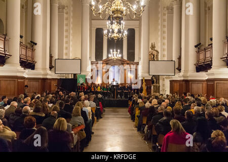 Christ Church Spitalfields, Londres, le 19 mai 2017. Le très révérend John Richardson, président de Mildmay Fiduciaires, traite de la congrégation à la très bien fréquenté les concerts. Le service annuel de Noël et concert est suivi par les patients, les clients, les visiteurs et les célébrités, et hébergé par Canon Roger Royle. Mildmay transforme la vie des personnes vivant avec et affectées par le VIH au Royaume-Uni et en Afrique de l'Est. Credit : Imageplotter News et Sports/Alamy Live News Banque D'Images